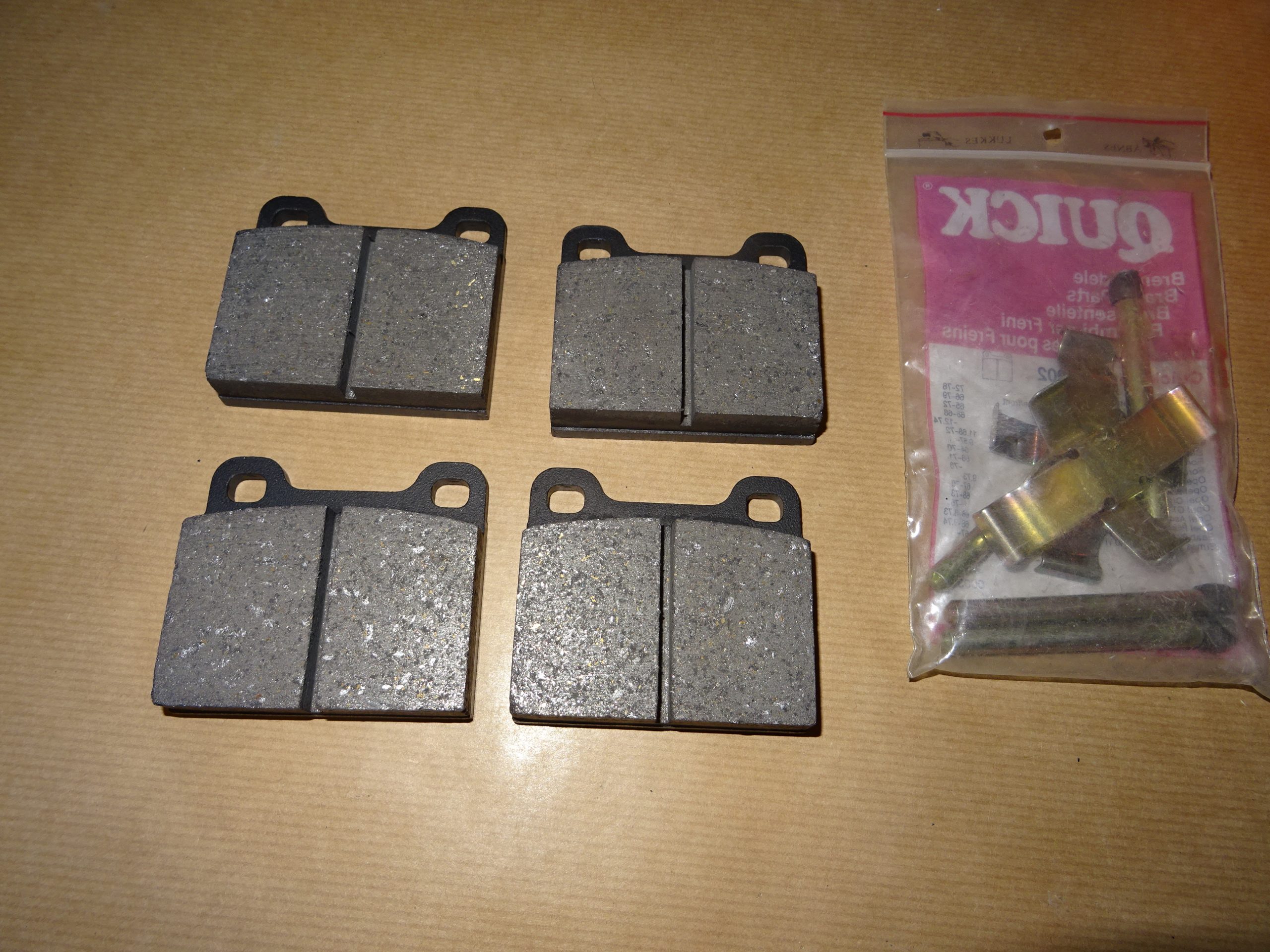 Bromsbelägg + mont.sats Opel Rekord B,C,D, Ascona A, Kadett, Opel GT, Olympia, SAAB 99