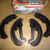 Bromsbackar Bak ( Nya, äldre ), Opel Ascona 1.6, 1.9, Manta 1.6, 1.9, 1971-78, fr. ch.nr. 2560670--> Ascona 1.9, 2.0 , Manta 1.9, 2.0 ( 1975-81 ) Manta GT/E, 1.9 ( 03.74-07.83 ) Manta B 1.8, 2.0 E, GT ( 08.78-83 ) Commodore GS / GSE, 1971-74, från ch.nr. 5161205-> upp. Commodore B, 1971-77, 1971-77 , från ch.nr. 5161205-> upp. Kadett GT/E, Kadett Rallye 1.5, 1.7, 1.9 lit. 1972-73, från ch.nr. 2624370-> Kadett Rallye, GT/E, 1976-79 Rekord D ( 02.72-08.77 ) diameter 230 mm, bredd 51 mm art.nr. FERODO FSB 3