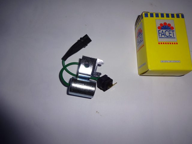 Kondensator OPEL Ascona A / Manta A 1,6 N,S 1,9S 1975, Ascona B /Manta B 1,3 N,S 1979-81 Ascona B Manta B 1,6 N,S 1975-81, Ascona B 1,9 N,S 2,0 E,S 1975-79 Manta B 1,6 N,S 1,9S GT/E 1975-79, Ascona B 2,0 E,S 1979-81, Kadett C GT/E 1977-79 Manta B 2,0 S,GT/E 1977-79, Manta B 1,6N,S 2,0S,GT/E 1975-79 Manta B 1,6 N,S 2,0S GT/E 1979-81, Rekord D 1,7S 1972-75 Rekord D 1,7 N,S 1,9 N,S,SH 1975-77, Rekord D 2,0 S 1975-77 Art.nr. Bosch 1 237 330 305 ref.nr. Bremi 5066 Ref.nr. Bosch 1 237 330 305