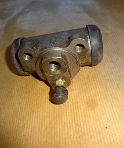 Hjulcylinder Bak Mercedes 180 a, D, 1957- 59 Mercedes b, c, 1959- 62 Mercedes 190, D, b, Db, 1957- 61 Mercedes 190 SL, 1957- 58 Mercedes 190 c, Dc, 1961- 63 ( med ATE bromsagregat ) Mercedes 219, 1956- 59 Mercedes 220 b, 1959- 60  ( bromskraftenhet ATE T 50 ) Mercedes 220 S, 1956- 57 ( bromskraftenhet ATE T 50/12 ) Ref.nr. Mercedes 000 420 93 18 art.nr. FAG Shäfer R 2301 A 1 Ø 23.81