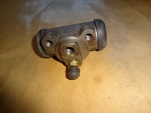 Hjulcylinder Bak Mercedes 180 a, D, 1957- 59 Mercedes b, c, 1959- 62 Mercedes 190, D, b, Db, 1957- 61 Mercedes 190 SL, 1957- 58 Mercedes 190 c, Dc, 1961- 63 ( med ATE bromsagregat ) Mercedes 219, 1956- 59 Mercedes 220 b, 1959- 60 ( bromskraftenhet ATE T 50 ) Mercedes 220 S, 1956- 57 ( bromskraftenhet ATE T 50/12 ) Ref.nr. Mercedes 000 420 93 18 art.nr. FAG Shäfer R 2301 A 1 Ø 23.81