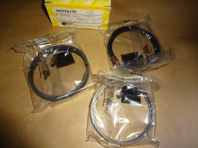Kolvringar Ford Eng. Cortina 2000 GT, 1970- 73 Pinto 2000, 1970-> Escort RS 2000, OHC-motor, 1975 Ford Tyskland: Consul, alla modeller, 2.0 lit. 1971- 75 Ford Granada 2.0 lit. Taunus 2.0 lit. alla modeller, 1974- 85 Ford Capri II, 2.0 lit. 1976- 82 Ford Sierra 2000, alla modeller, OHC-motor, 1984-85 mått ; 2.00 / 2.5 / 4.00 Ø 90.80 STD art.nr. RA 25256 / 7204