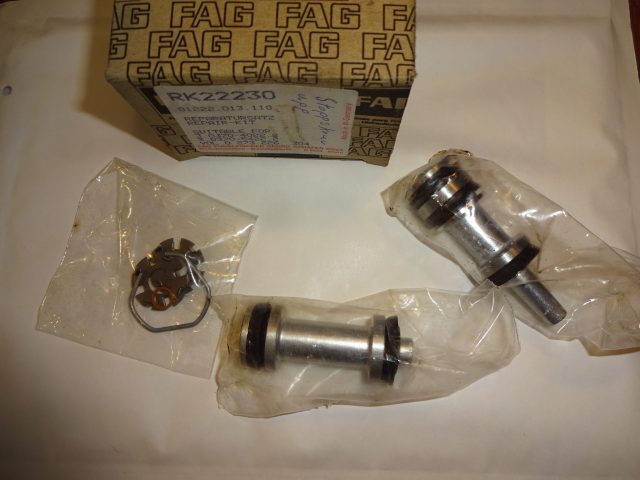 FAG Repsats Huvudbromscylinder Volvo Amazon B20, 09.68-> upp. Volvo 142, 144, 1966-74. Volvo 145, 1968-74. ( gäller inte alla motor B20 E / F, kolla med art.nr. så ni köper rätt till er bil ) Ø 22.2 system ATE Art.nr. FAG RK22230 Ref.nr. Lucas SP 3859 Ref.nr. ATE 03.0370-5422.2 Ref.nr. Volvo 273226 Repsats för huvudbromscylinder nr. Volvo 1212406 ( För stoppskruv på Ovansidan ) Made in Germany