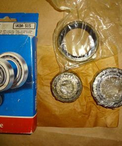 SKF Hjullager fram ( till en sida ) BMW 1600-4,  från ch.nr. 938528--> upp till 1966. BMW 1800, 1800 A, från ch.nr. 1272610--> upp till 1971. BMW 1800 Ti, från ch.nr. 1417851--> upp till 1971. BMW 1800 TiSA, 1963-67. BMW 2000, 2000 A/CA/CS/Ti/TiL/Tii ( ej Touring ) 1968-75. BMW 2000 Tii Touring, 1971-74. BMW 2002 Ti, 2002 Tii, 2002 Tii Touring, 1968-75. BMW 2002 Turbo, 1974-75. BMW 2500, 2500 A, 2500/2.5 CS, 1969-77. BMW 2800, 2800 A/CS/CSA/CSi/S/Si, 1969-77. BMW 3.0 CS, CSi, CSL, L, S, Si, 1972-77 BMW 2.5 CS, 2.8 L, 1974-77 BMW 3.3 L, 3.3 Li, 1974-77 Art.nr. SKF VKBA 515  