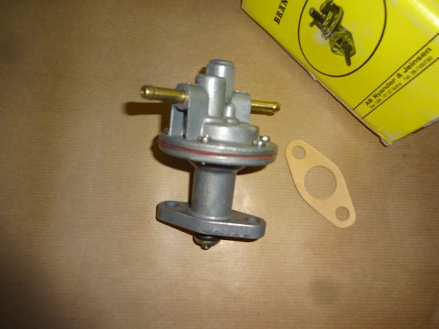 Bränslepump med packning, SAAB V4, 95 / 96, V4, 1966- 72 Ford Taunus 12M, 15M, V4, 1967- 07.70 Ford Taunus 17M, V4, 08.61-12.71 Ford Taunus 17 M P3, 08.61- 64 Ford Taunus 20 M, 2000 ( V6 ) 10.64- 1970 Ref.nr. BCD 1939/6 Ref.nr. 0425629 // 0448299 // 11425629 // 11448299