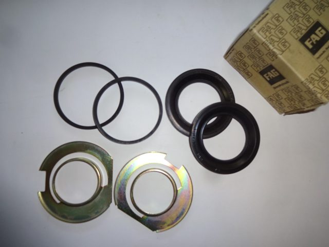 Repsats Bromsok Fram, ( en sida ), Mercedes 190c, Dc, 1964/65 Mercedes 220b, 1964/65 Mercedes 220 Sb, 220 SEb, 220 Sb, 1963- 65 Mercedes 200, 200 D, 230, 230 S ( W 110 ) 1965- 67 Mercedes 200, 200 D, 220, 220 D, ( W115 ) 1968- 75 Mercedes ( W 114 ) 250, 1968- 05.1972 Mercedes ( W 114 ) 250 C, CE, 1969- 05.1972 Mercedes 230 ( W115 ) 1968- 07.1972 Mercedes 250 S, 250 SE ( W108 ), 250SE/C, ( W111 ), 250 SL ( W113 ) 1965- 68 System ATE Art.nr. ATE 13.0441-5718.2 Ref.nr. FAG RKS 5701 Mercedes 000 586 64 42 // Mercedes 000 586 13 43 Ø 57.00
